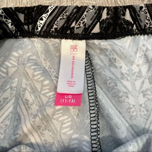 No Boundaries Black & Grey Abstract Chevron Leggings | Juniors Large | Great - Picture 4 of 4